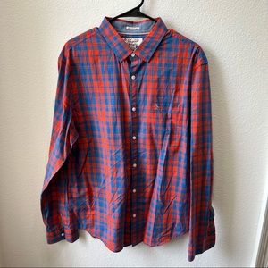 Like new men’s Penguin long sleeve button up shirt. Size XL